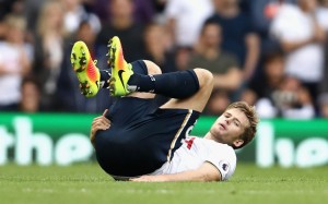 LONDON, ENGLAND - SEPTEMBER 18:  Eric Dier of Tottenham Hotspur goes down holding his hamstring during the Premier League match between Tottenham Hotspur and Sunderland at White Hart Lane on September 18, 2016 in London, England.  (Photo by Julian Finney/Getty Images)