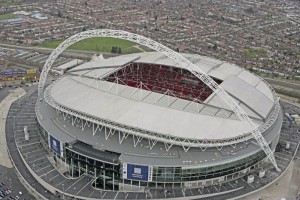 Luftaufnahme vom neuen Wembley-Stadion vom 17.03.2007. Offiziell eröffnet werden soll die 90 000 Zuschauer fassende Arena zum englischen Pokalfinale am 19. Mai 2007. Ursprünglich war die Eröffnung für August 2005 geplant. Durch die Bauverzögerungen sind auch die Kosten in die Höhe geschnellt. Das Wembley-Stadion wird am Ende schätzungsweise rund 1,5 Milliarden Euro kosten. Ursprünglich sollte es für 470 Millionen Euro gebaut werden. Foto: Empics +++(c) dpa - Report+++