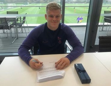 Aaron Skinner signs first pro contract with Spurs